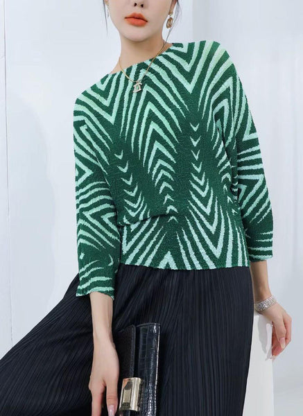 4240042 Line Printed Pleated Top *Green