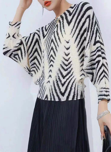 4240042 Line Printed Pleated Top *Beige